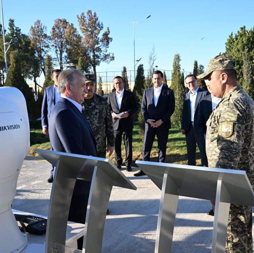 ozbekhaberleri's tweet photo. Cumhurbaşkanı Şevket Mirziyoyev, Güneybatı Özel Askeri Bölgesi'nin Termez eğitim sahasında Savunma Bakanlığı birliklerinin tugay taktik tatbikatlarını izledi.

 #Mirziyoyev #safar #Surxondaryo #mudofaa https://t.co/DV4lm6Budp