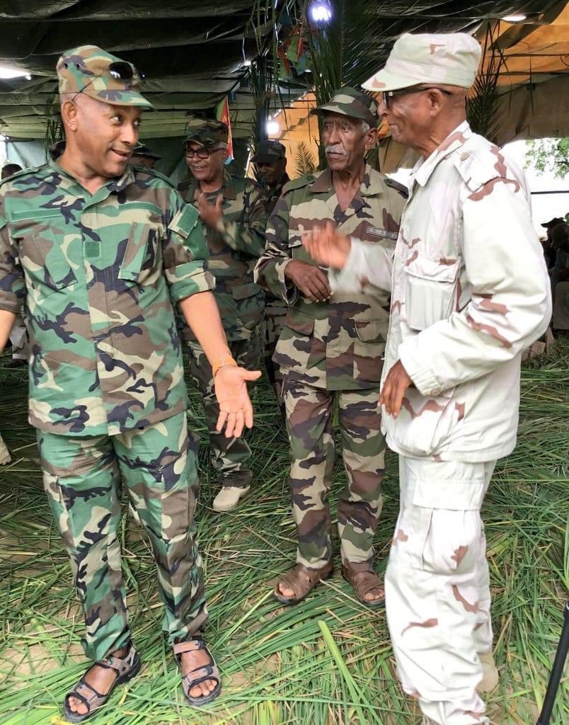 Filmona12's tweet photo. From left to right --ጠቕላሊ ስታፍ ሓይሊ ባሕሪ ሌ/ኮ መልኣከ ተኽለማርያም (ወዲ ፊተውራሪ) ምስ ኣዛዚ ተወርዋሪ እዚ ብ/ጀ ሓድሽ ኤፍሬም ኣብ ሙዉቅ ዕላል.🇪🇷 #EDF #PFDJ #PIA #ERI 
Via ERI Rstna https://t.co/zC5pxZdLVd