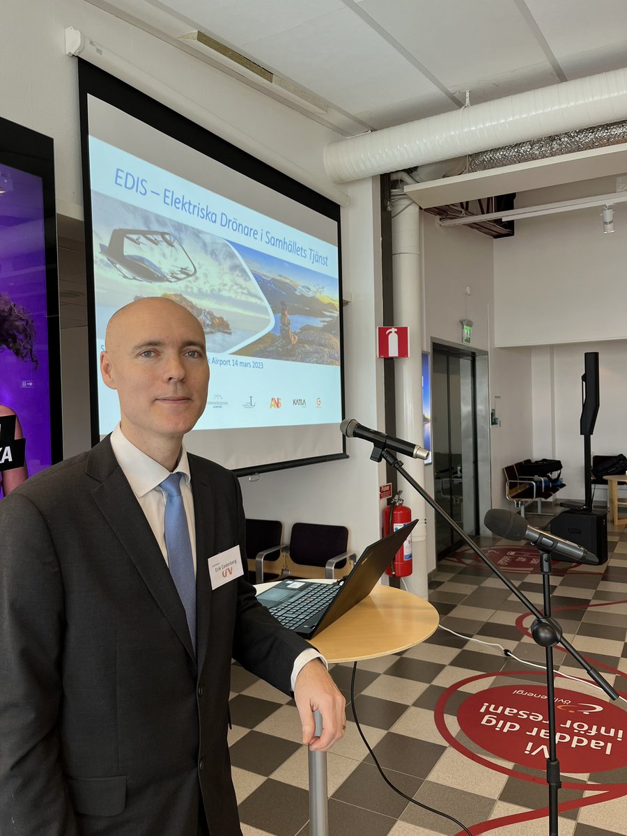 Projektledare Erik Cederberg på plats i Örnsköldsvik för att presentera resultatet av samarbetsprojektets EDIS - Elflyg och drönare i samhällets tjänst ✈️ 
#drönare #samhällstjänst #elflyg #LFV