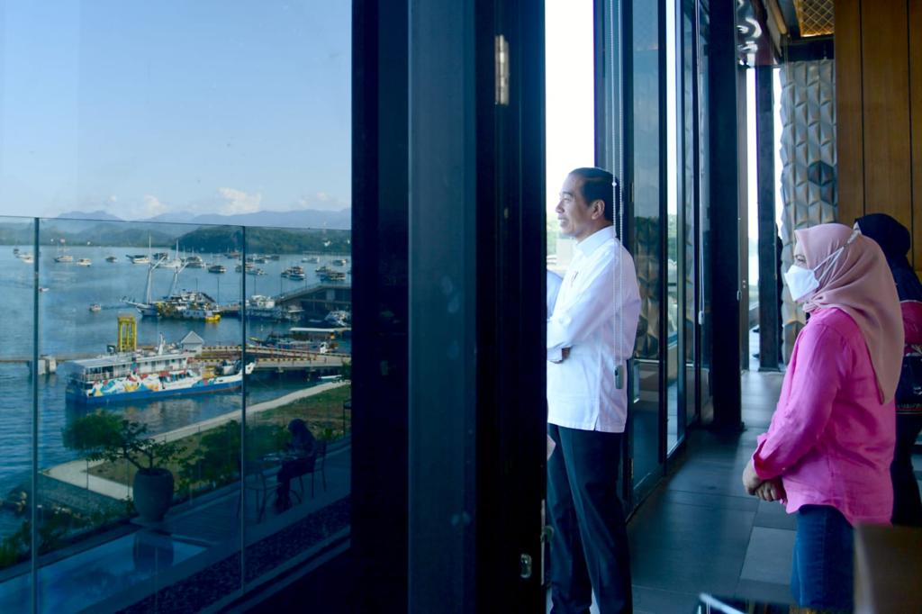 jokowi's tweet photo. Indonesia menjadi tuan rumah KTT ASEAN ke-42 pada bulan Mei mendatang. KTT akan digelar di Labuan Bajo, NTT.

Hari ini, saya meninjau sejumlah lokasi untuk  KTT ASEAN ke-42 tersebut. Beberapa venue lokasi KTT sudah siap, tinggal beberapa sentuhan kecil di sana-sini. https://t.co/KezXXsOun4