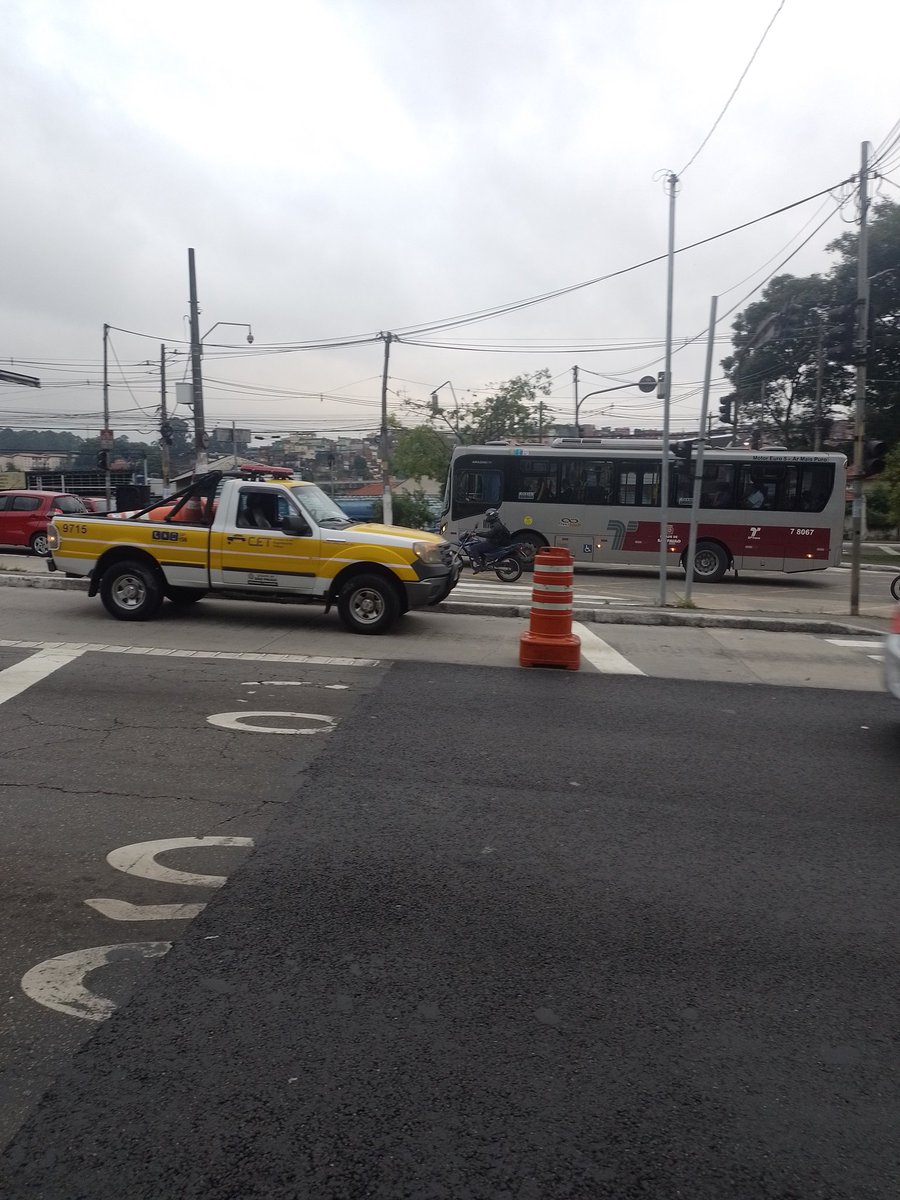 RairaaDiniz's tweet photo. #BDSP #GLOBOSP Os faróis aqui da estrada de Itapecerica estão todos queimados, já tem uma semana que para o pedestre atravessar é um problema e aquela confusão de carros, fora os fios dos postes que estão soltos ao lado do clube da AABB https://t.co/eGMLInjVAY