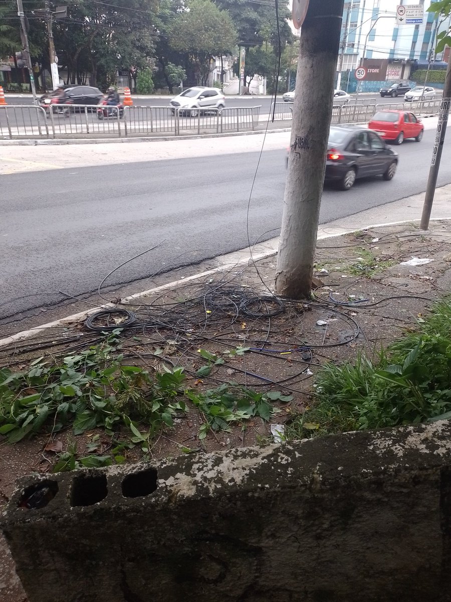 RairaaDiniz's tweet photo. #BDSP #GLOBOSP Os faróis aqui da estrada de Itapecerica estão todos queimados, já tem uma semana que para o pedestre atravessar é um problema e aquela confusão de carros, fora os fios dos postes que estão soltos ao lado do clube da AABB https://t.co/eGMLInjVAY