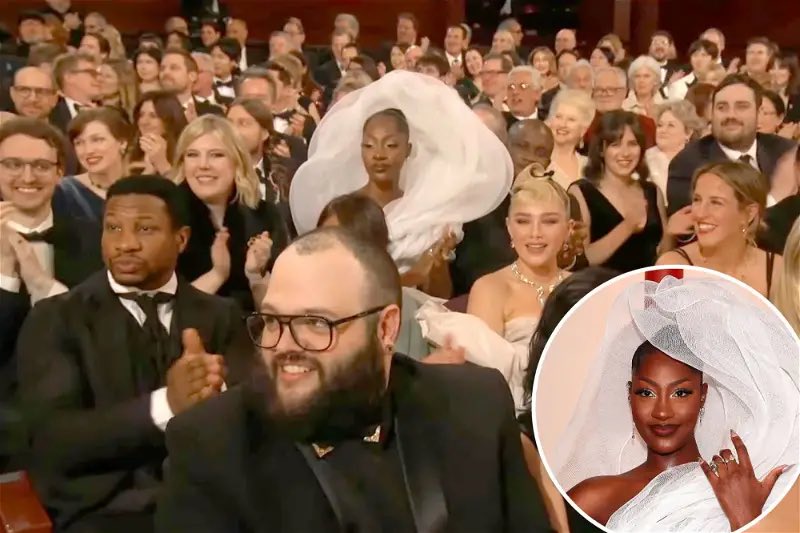 What the fuck was that idiot woman thinking at the Oscars? “Nobody will be sitting behind me - this should look good!! AND really comfy for 5/6 hours…”