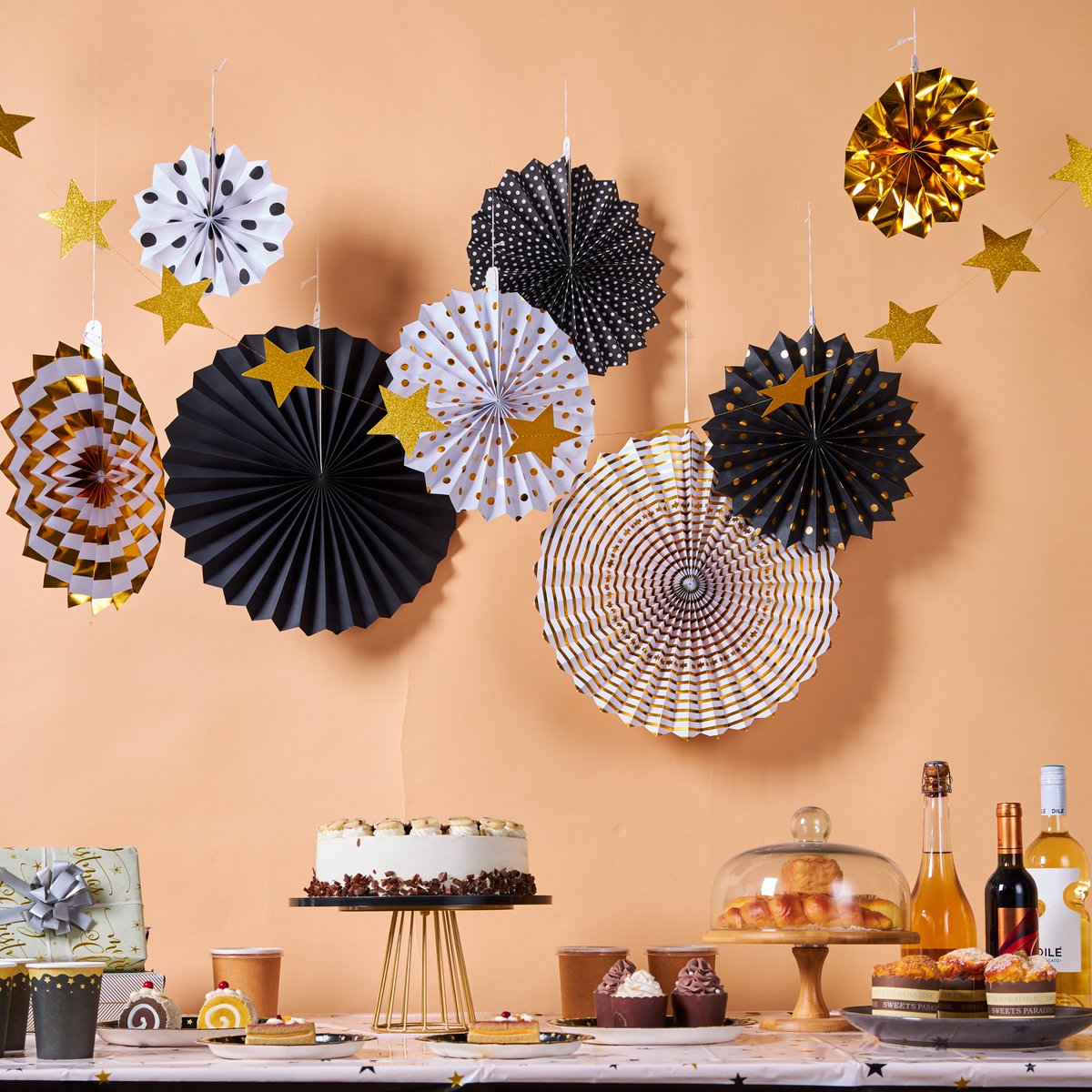 sunbeautyparty_'s tweet image. Specially made with bright colours and high quality handmade materials, this set of black and gold birthday decorations will be a great backdrop or wall decoration for you.

.
.
.
.
.
.
.
#paperdecorations #paperdecoration #paperdecor #partydecorations #graduationdecorations