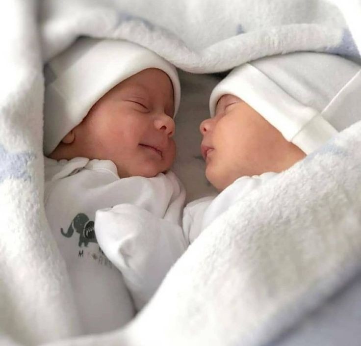 _Aaxell_'s tweet photo. Feliz primer mes a mis principitos. Vinieron a mi mundo para cambiarlo totalmente para bien,hoy cumplen su primer mes,no puedo creer que paso tan rapido. Los amo demasiado 
Noah y Aleix 🤍 https://t.co/fJTFmQ2MaJ