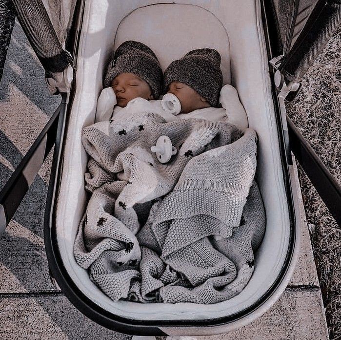 _Aaxell_'s tweet photo. Feliz primer mes a mis principitos. Vinieron a mi mundo para cambiarlo totalmente para bien,hoy cumplen su primer mes,no puedo creer que paso tan rapido. Los amo demasiado 
Noah y Aleix 🤍 https://t.co/fJTFmQ2MaJ