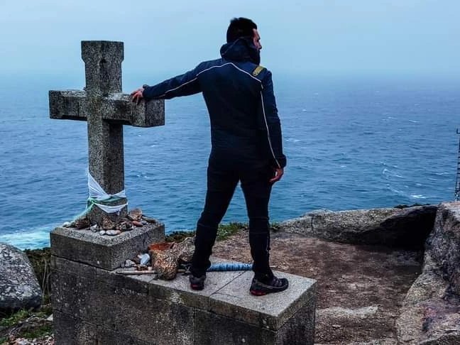 AlexVigliani's tweet photo. 💚 Ho incontrato l'oceano nel suo giorno migliore con il vestito di Muxia spumato e colorato di case a vista d'orizzonte.

L'ho incontrato a dire che puoi avere un tumulto dentro ed essere ugualmente lucente.

Anche senza sole.
Anche con la faccia da temporale.

#itinarrando https://t.co/oXXDfA809q
