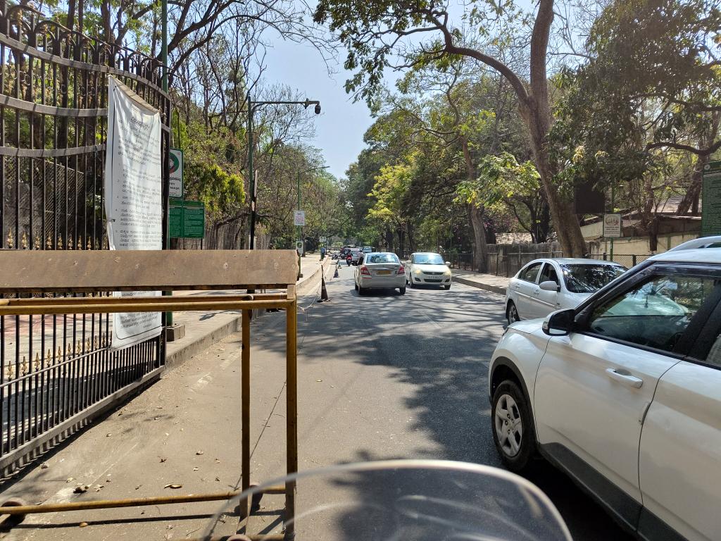 JasaniSamip's tweet photo. Can someone enlighten me on why a quarter of the road is blocked in the cubbon park opposite the century club for no apparent reason? There is a traffic build up here occasionally and opening this up will help. @BLRSmartCity @BlrCityPolice https://t.co/WTjMYBwFNA