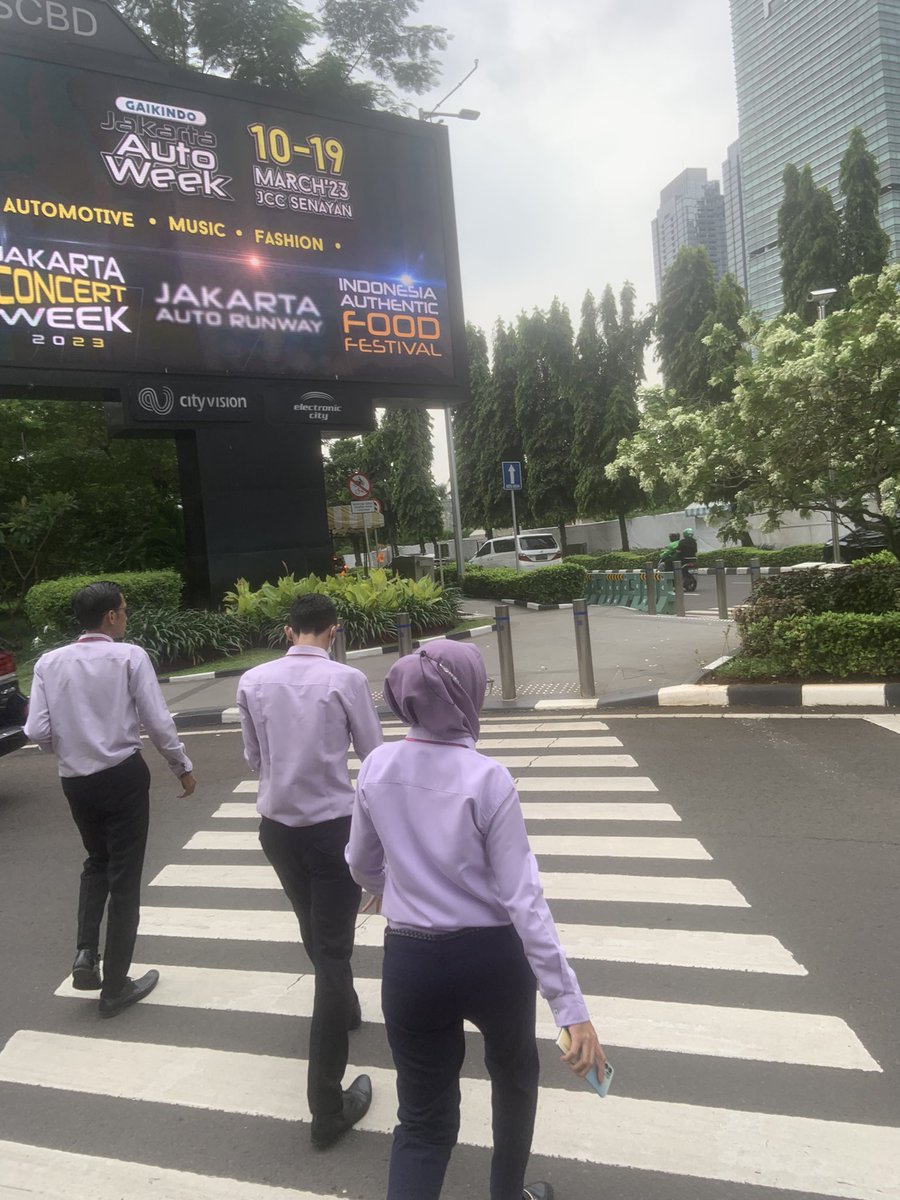 rizkirimba's tweet image. Coba yang di lokasi absen dulu dong~ #scbd