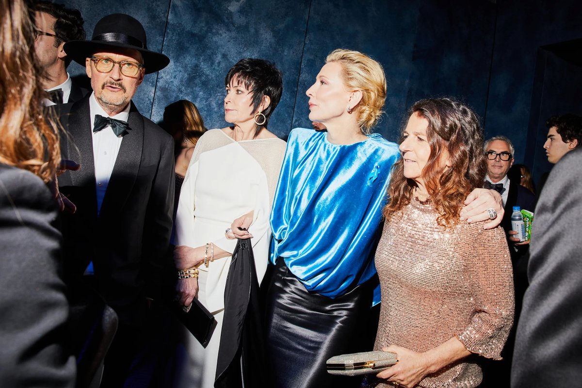 #CateBlanchett with husband Andrew Upton and #sarahpaulson catching up at the #VanityFairOscarParty and Cate pictured with #ToddField his wife Serena Rathbun and Cate's agent #HildaQueally