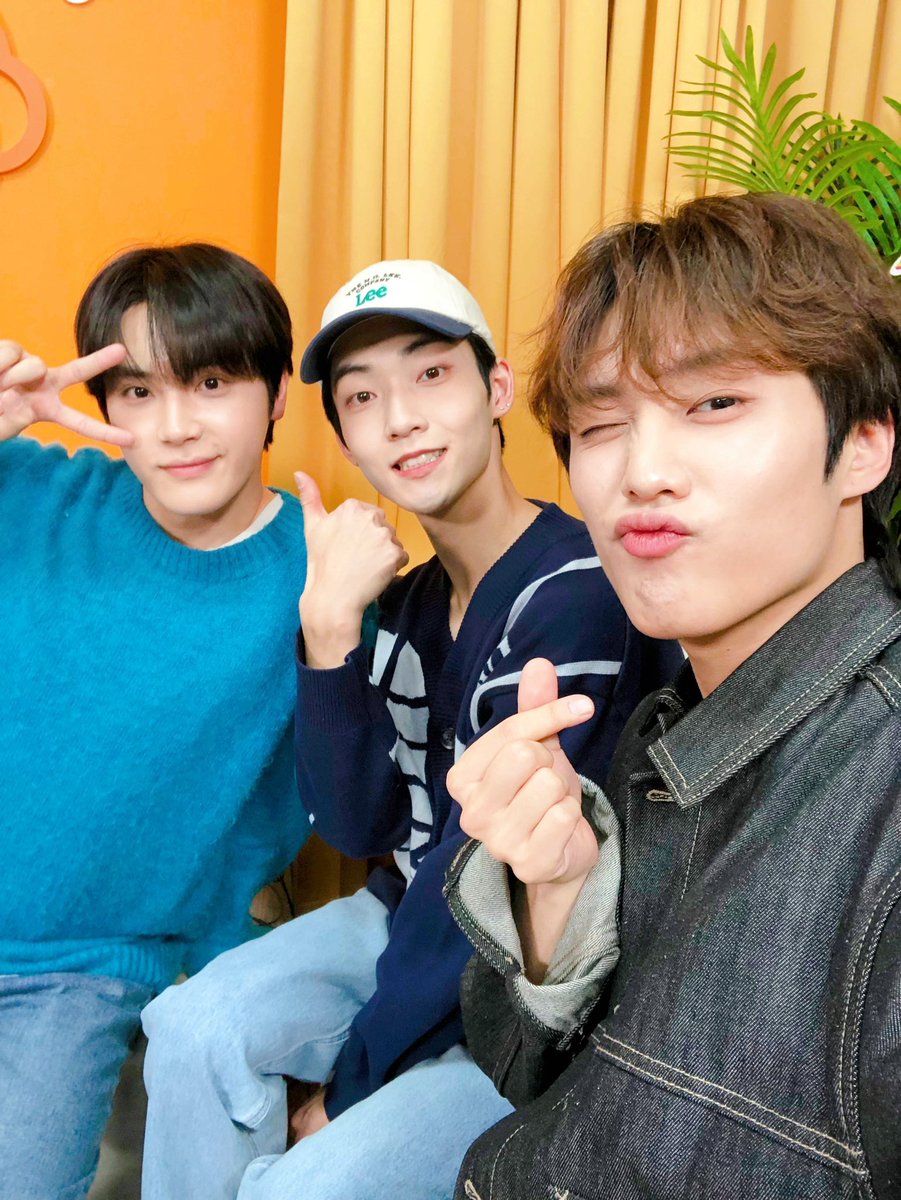 studiojambox's tweet photo. -
ifland K-POP SHOW ❣️

THE BOYZ 메타버스 팬미팅 DAY ✨

토끼천사 제이콥 🐰
달빛감성 케빈 🌙
인간 천혜향 주학년 🍊

덥즈 네컷 ❤️❤️❤️❤️
#덥즈미모에 #더비심쟝무리 💦

#KPOPSHOW #THEBOYZ 
#더보이즈 #주학년 #케빈 #제이콥 
-
https://t.co/fYmATNnfA6 https://t.co/pXGiGOdxiY