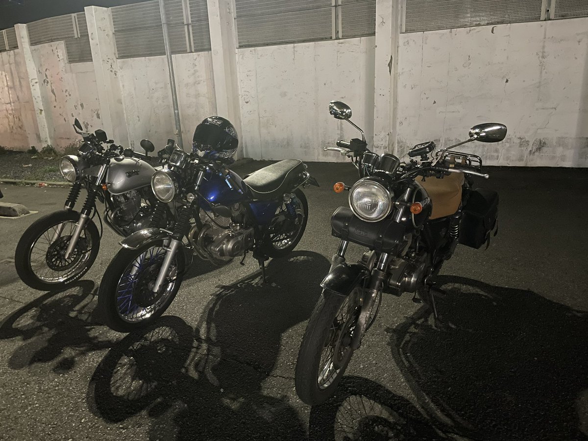Volty_0025's tweet photo. 深夜のボルティミーティング

ただでさえ乗ってる人の多くないボルティがさらに唯一無二にカスタムされておりめちゃめちゃかっこよかったです✨

私は純正道を突き進んでいきます！w

ボルティいっぱい並べたい… https://t.co/1E1OgxHNZ8