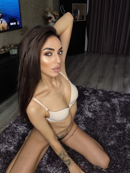 Don't look at the caption silly, look at me 🤭😏 https://t.co/n1TmJsY8rK