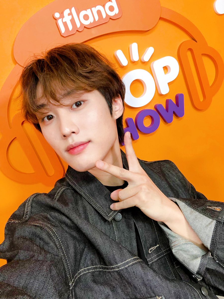 studiojambox's tweet photo. -
ifland K-POP SHOW ❣️

THE BOYZ 메타버스 팬미팅 DAY ✨

토끼천사 제이콥 🐰
달빛감성 케빈 🌙
인간 천혜향 주학년 🍊

덥즈 셀카 💛💛💛💛
#덥즈미모에 #더비심쟝무리 💦

#KPOPSHOW #THEBOYZ 
#더보이즈 #주학년 #케빈 #제이콥 

—
https://t.co/fYmATNnfA6 https://t.co/CRcvFIX8n7