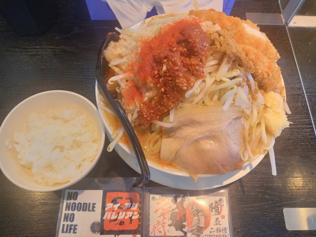 toshihiro2528's tweet photo. らーめん火山玉入
5ばか真っ黒SPECIAL
とんかつ
野菜増し
無料TP
全マシマシ
ご飯
限定麺ばかりでなかなか食べ��れないから久々レギュラー麺🤩
Kさん特製SPECIALな辛さで以前八事店で食べた麻辣らーめんみたいに美味しい🤩
来てよかった🤗
ごちそうさま🤗
#あっ晴れ
#二郎系
#二郎侍
#あっ晴れ緒川 https://t.co/3BPhUP1nDf