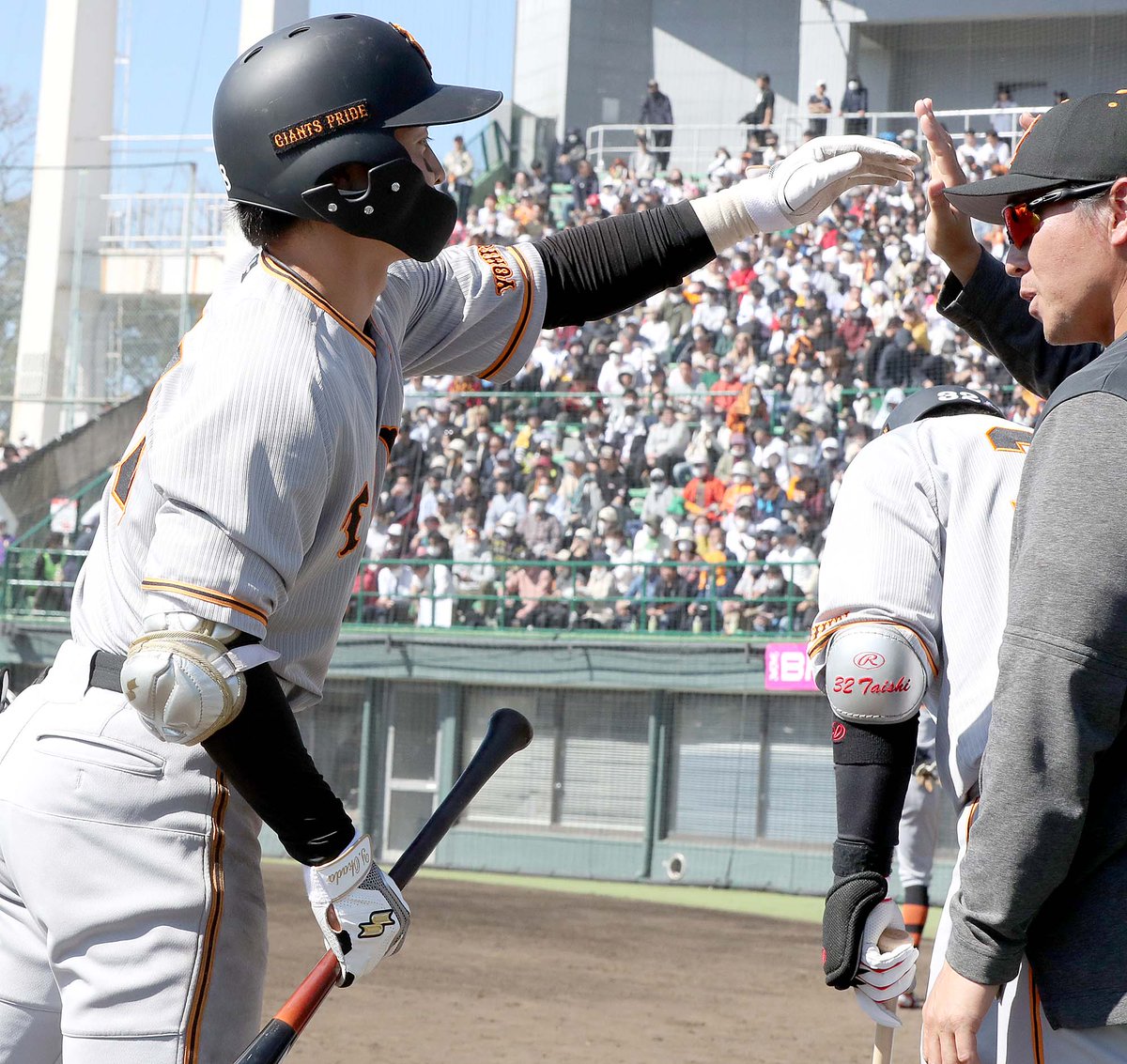 #オープン戦
#巨人🆚#ソフトバンク（#リブワーク藤崎台球場）
【五回】巨 2-0 ソ

#岡田悠希 選手がライトへソロ本塁打を放ち、1点を追加✨

試合は #GIANTS_TV 生配信‼
▶bit.ly/3rbTfxL

#奪回 #巨人 #ジャイアンツ #giants #東京 #tokyo #野球 #プロ野球