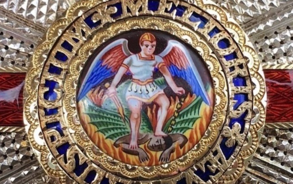mary_ndlela's tweet photo. The British royal family ain't racist dat why they gives racist medals, wear racist brooch and hang racist paintings. Plus bullying their Prince for marrying a black gal. #RacistRoyalFamily https://t.co/AdeYap1DJ3