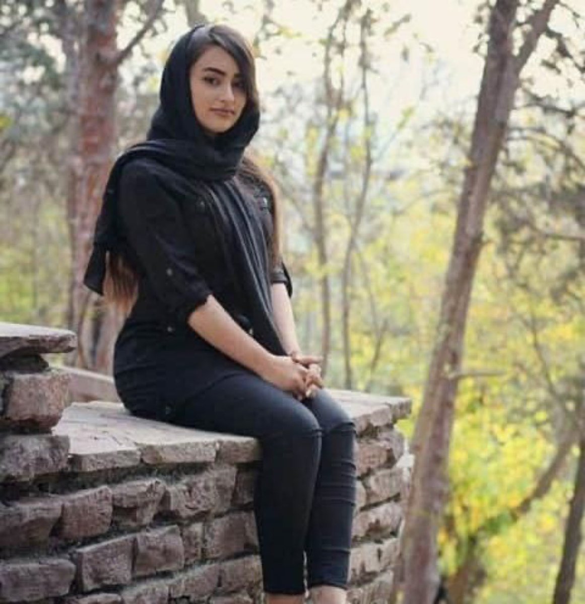Limportant_fr's tweet photo. Le corps de Zahra Mikaïli, 19 ans, arrêtée à Tabriz, a été retrouvé dans un bassin de pisciculture. Selon les pécheurs après chaque manifestation, des corps de manifestants assassinés se retrouvent dans ces bassins. #MahsaAmini #IRGCterrorists‌ https://t.co/ECOowJIMzX