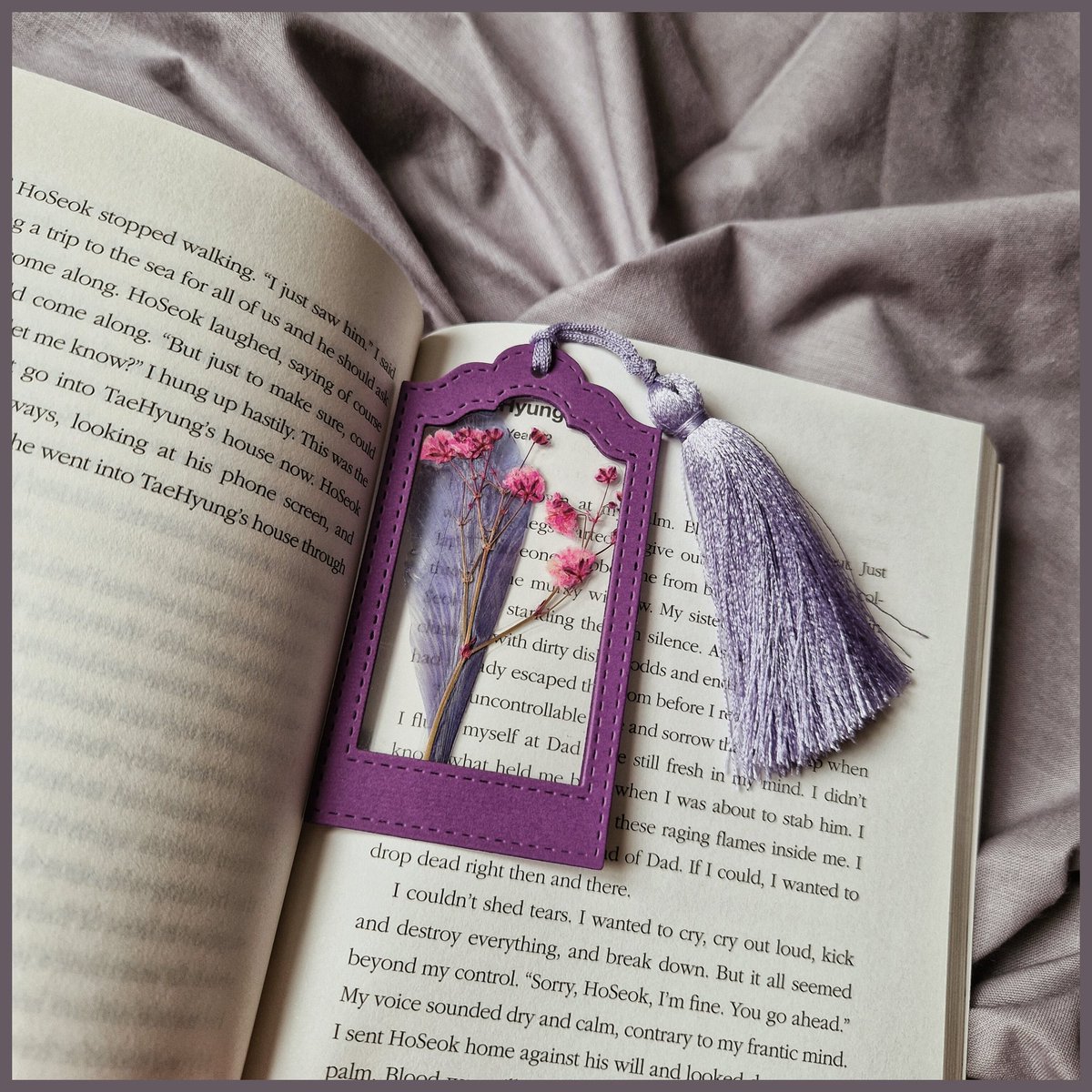 ViktorijaArts's tweet photo. [LT] 🏷 Rankų darbo knygų skirtukas su džiovintomis gėlėmis 🌸

[ENG] 🏷 Handmade bookmark with dried flowers 🌸

#code_DAISY #ViktorijaArtist #art #artist #handmade #craft #Lithuania https://t.co/ceCjxGD4cc