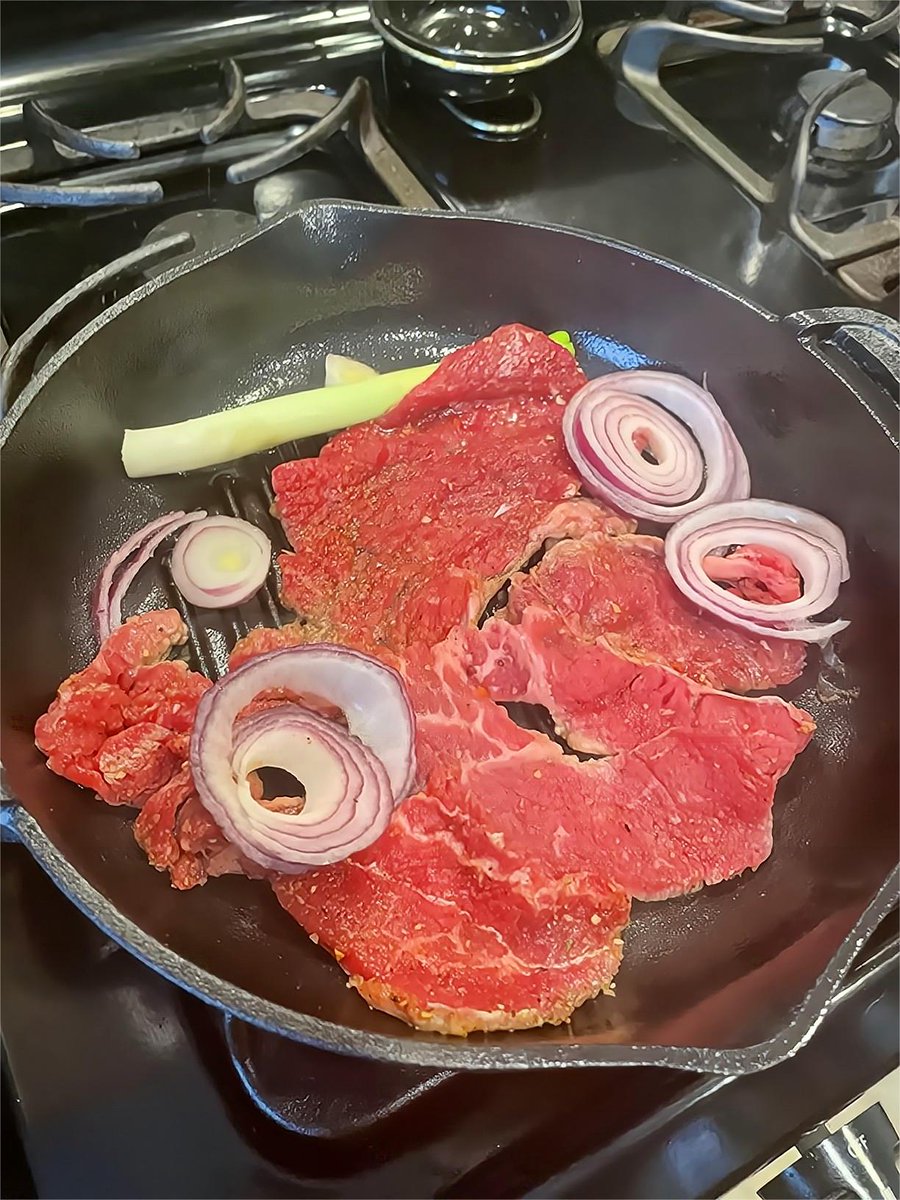 clockitchen's tweet image. The grooves allow for quick cooking and juicy meat 🍖 while clean up is a breeze 💨 
Do you own a cast iron pan yet? 🍳  😍 

#CookingTips #KitchenEssentials #CastIronCookware #FoodieFaves #GrillPanLove #EasyCleanUp #HomeCooking