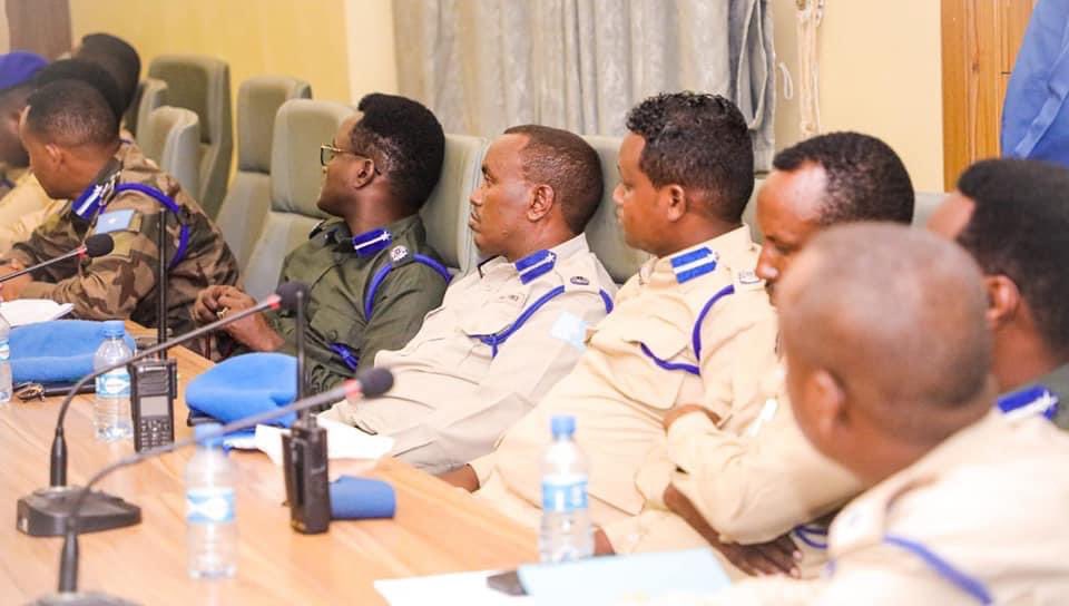 4Daltabyo's tweet photo. Somali Police Chief Ge. Sulub Ahmed and the Mayor of #Mogadishu Yusuf Madale co-chaired a meeting on strengthening capital’s security which was attended by Benadir regional district police commissioners and other local security officials, on Monday evening. https://t.co/W7npPQRbKe