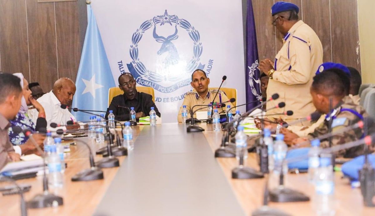 4Daltabyo's tweet photo. Somali Police Chief Ge. Sulub Ahmed and the Mayor of #Mogadishu Yusuf Madale co-chaired a meeting on strengthening capital’s security which was attended by Benadir regional district police commissioners and other local security officials, on Monday evening. https://t.co/W7npPQRbKe