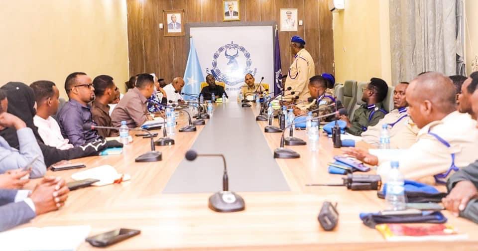 4Daltabyo's tweet photo. Somali Police Chief Ge. Sulub Ahmed and the Mayor of #Mogadishu Yusuf Madale co-chaired a meeting on strengthening capital’s security which was attended by Benadir regional district police commissioners and other local security officials, on Monday evening. https://t.co/W7npPQRbKe