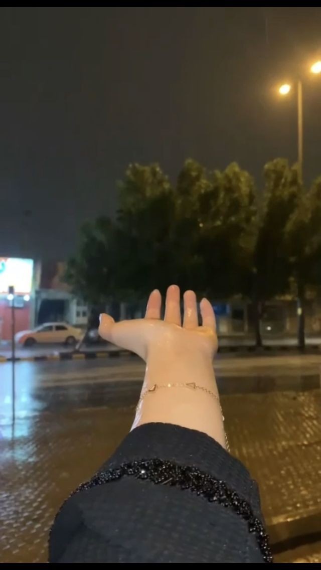 صباح الخير....
للجميلة قلوبهم والنظيفة سريرتهم...
صباح الأمل...
لأولائك الذين توسدو حزنهم وبللت دموعهم خدود الليل..حتى إذا اقبل الفجر...قاموا كأنهم وروداا عطرها ندى الدعاء والإبتهال..ولونها اليقين في رب العالمين...