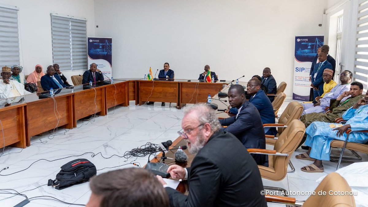 gouvbenin's tweet photo. 🇳🇪 🇧🇯 Coopération Bénin-Niger : @mohamedbazoum visite les infrastructures portuaires de Cotonou

🌐 Retrouvez l'article intégral sur le site du Gouvernement => https://t.co/axXXXZdG9y https://t.co/ljzQfdkK81