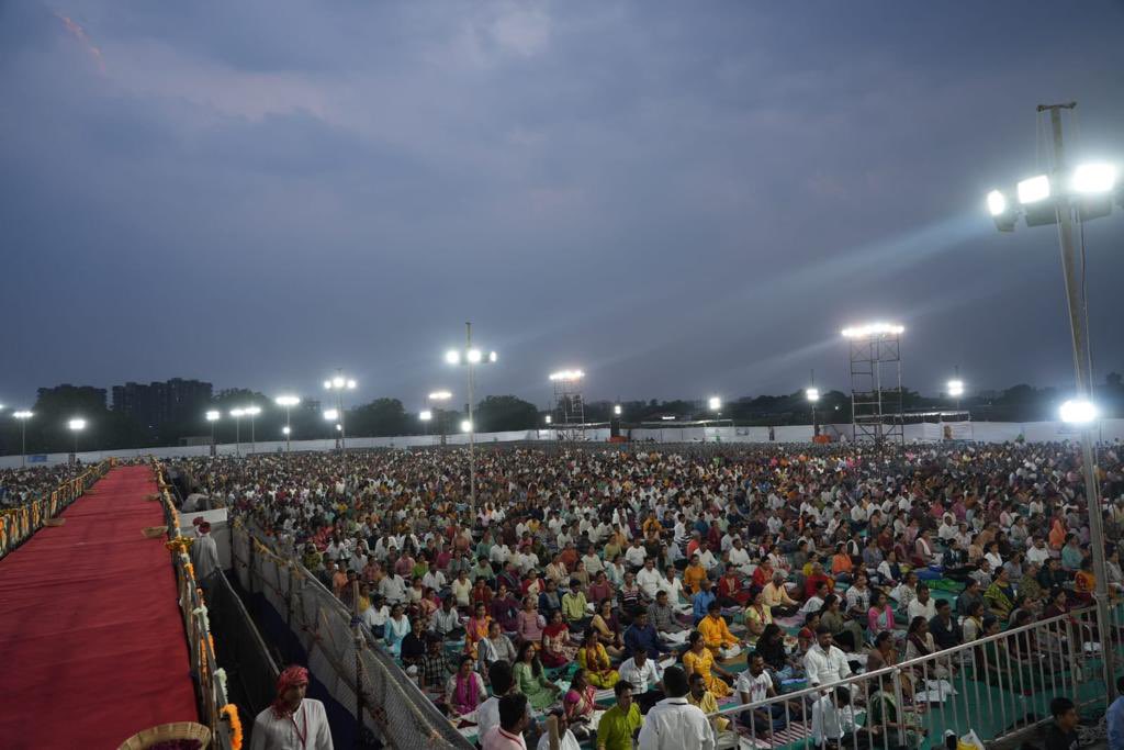 Over 1 Lakh people came together in Surat, Gujarat for an evening of meditation and wisdom!