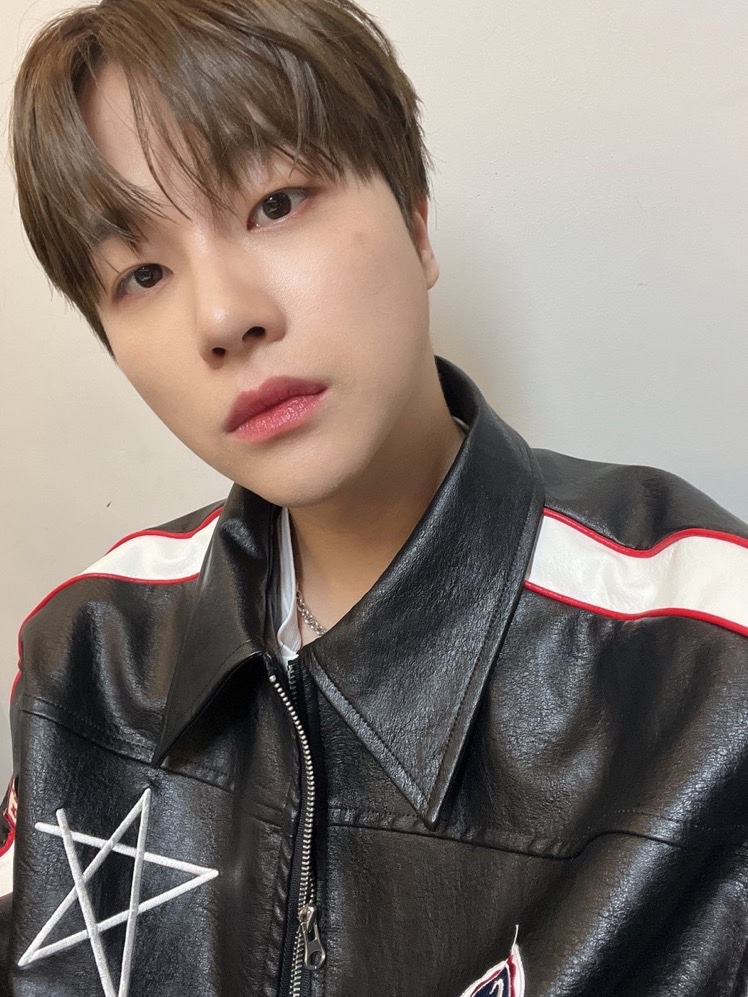 UnitedForiKON's tweet photo. 230314 Jinhwan weverse update!

🍊: 오랜만에 왔네😅

#JINHWAN #JAY #김진환 #ジナン 
#iKON #아이콘 @iKON_gnani_____ 
@iKONIC_143 https://t.co/9drpkVyugV
