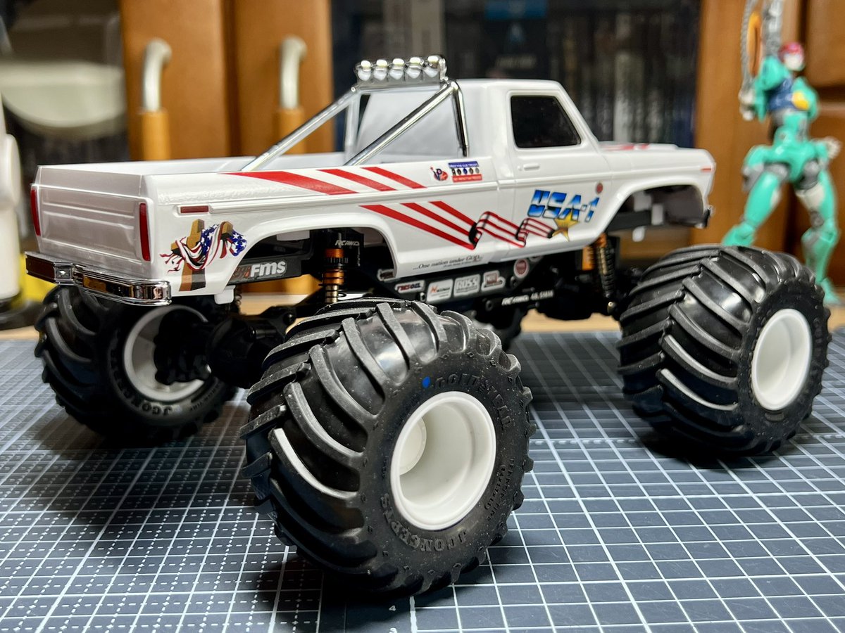 HiDeNom1's tweet image. JCONCEPTSホイール＆タイヤ装着！
ハブを黒く塗ればよりそれっぽいかとも思いましたが、ひとまずこれで完成。

#JConcepts #RCAWD #MAXSMASHER #USA1