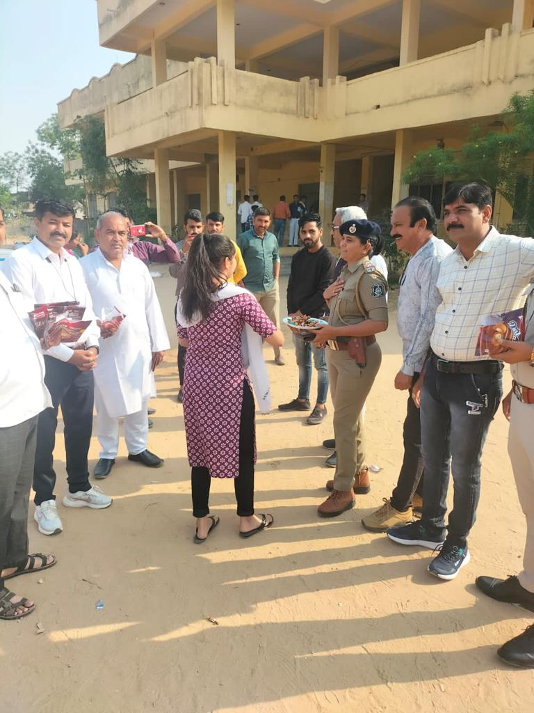 SP_Banaskantha's tweet photo. બનાસકાંઠા જીલ્લાના ભીલડી વિસ્તારમાં SSC એક્ઝામના વિધાર્થીઓને ભીલડી પોલીસ દ્વારા શુભેચ્છા આપવામાં આવેલ.
#banaskanthapolice @dgpgujarat @GujaratPolice @sanghaviharsh @CMOGuj @Harsh_Office https://t.co/js5hkTaVXM