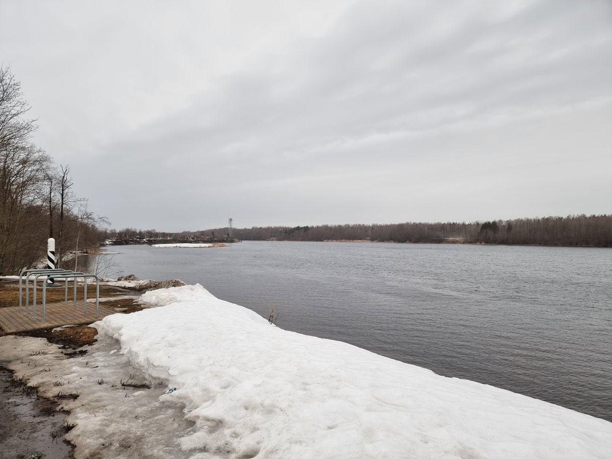 Pillandia's tweet photo. Narva River as seen from Estonia 🇪🇪.
Muscovy 🇷🇺 is on the opposite bank.
📸: March 2022.
📷🌐: 59°24'19.3"N 28°10'10.2"E.
https://t.co/Pyty3XU6iJ
#Eesti #Eestimaa #Estonia #Virumaa #Narva #Inkeri #Ingeri #Border #Grenze #Riigipiir #Muscovy https://t.co/j7fdJlLkVF