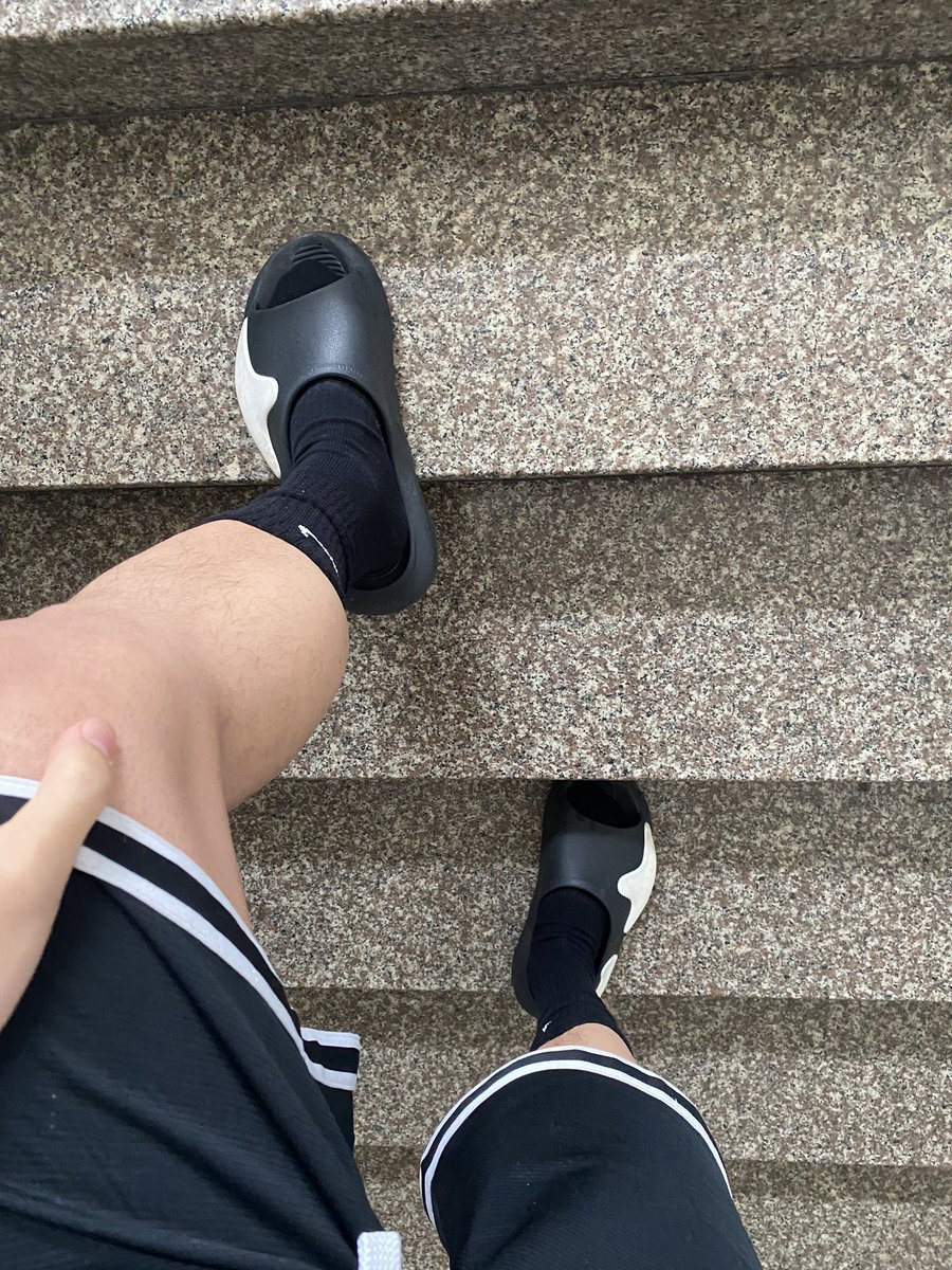 Cccheung_'s tweet photo. 喜欢黑袜吗 https://t.co/21W4elJkpA