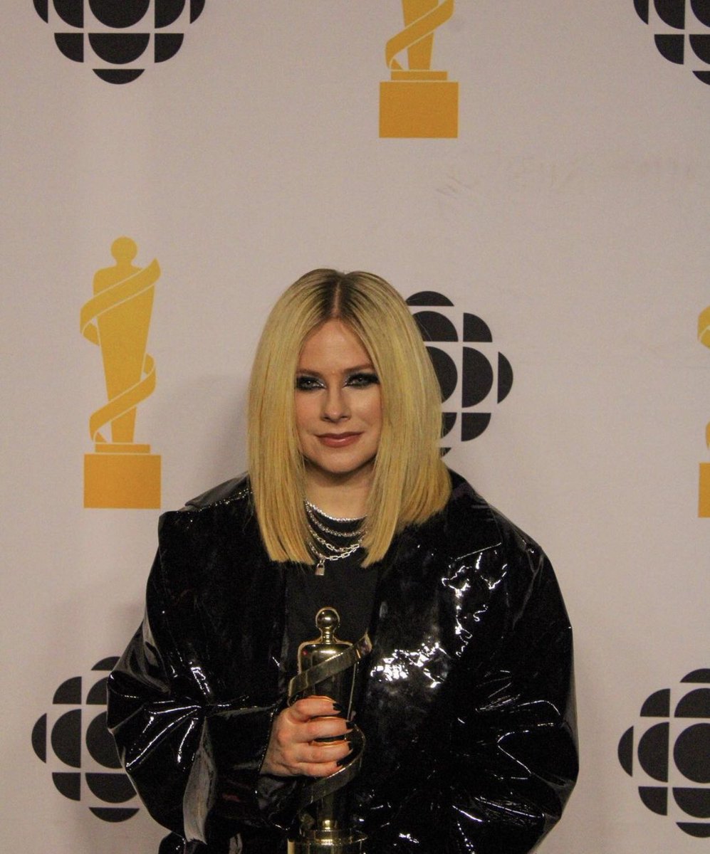 AVRIL LAVIGNE, TIK TOK JUNO FAN CHOICE WINNER ‘23! 💛

NOT MY PHOTOS! 
#AvrilLavigne #junoawards #TikTokJUNOFanChoice