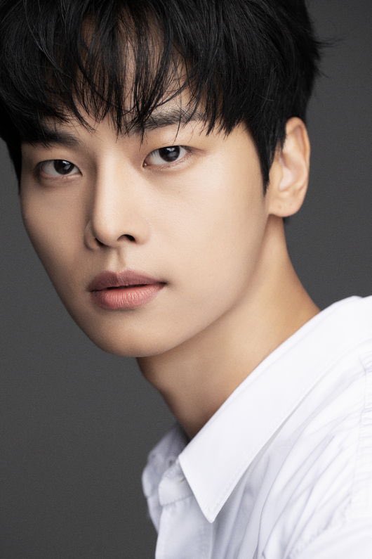 theseoulstory's tweet photo. [UPDATE] Cha Hakyeon confirmed to join the upcoming drama ‘Diva of the Deserted Island’ also starring Park Eun Bin

He will be the main lead Kang Woo Hak, a warm-hearted reporter with bright energy and the older brother of Kang Bo Geol (Chae Jong Hyeop)

https://t.co/LhV5jXAZcC https://t.co/Xn5ERdrBQI