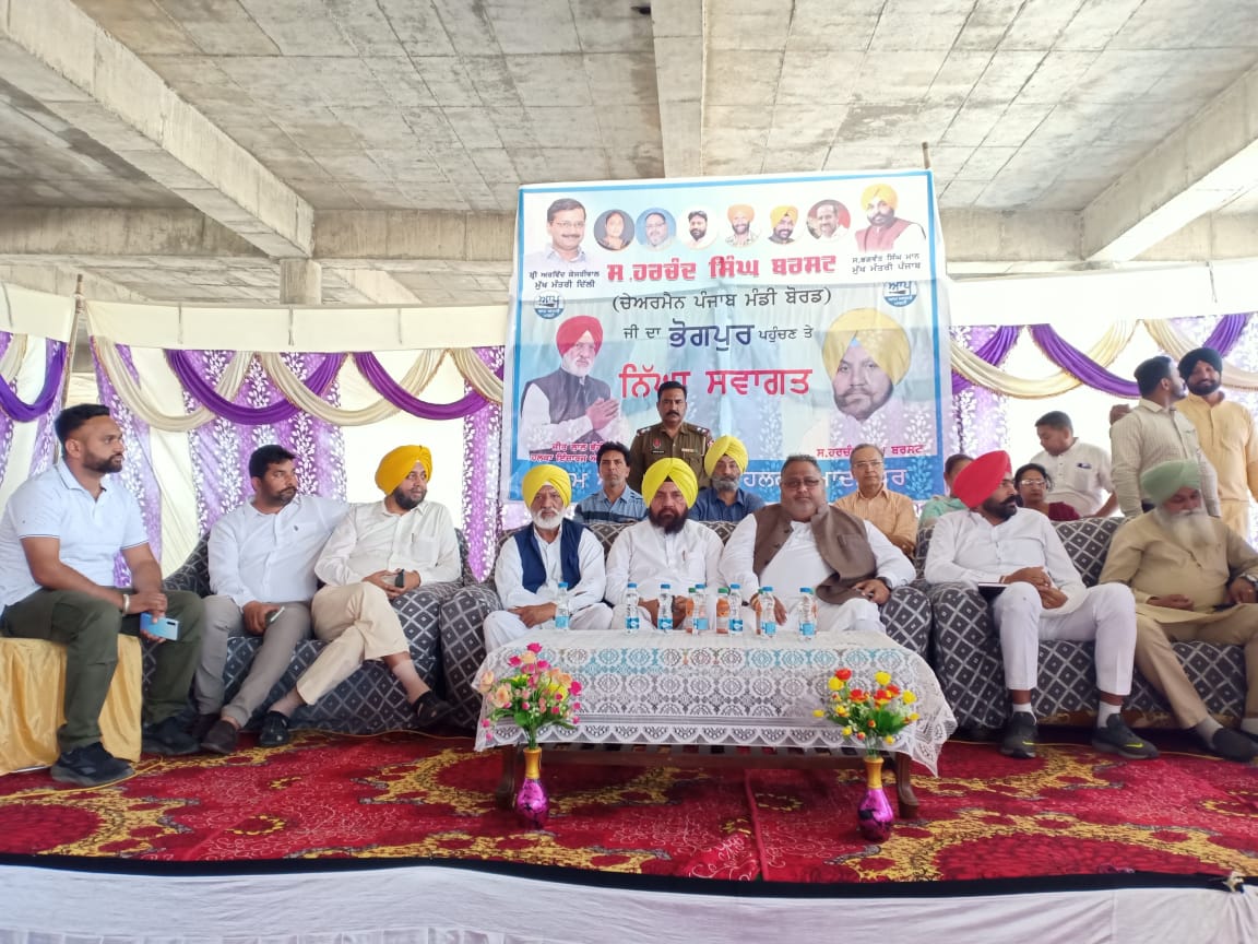 HarchandSBarsat's tweet photo. The @AamAadmiParty got a big boost when many Sarpanches/Panches &amp; the residents of various villages of Halka Adampur #jalandhar joined the Party. I welcome them all to party' folds on behalf of our leaders @ArvindKejriwal &amp; @BhagwantMann .

@SandeepPathak04 @raghav_chadha https://t.co/NShimtsA8W