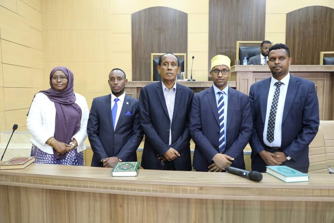 4Daltabyo's tweet photo. The Senators in @AqalkaSare overwhelmingly endorsed the newly appointed ICRIC members. The committee also received a similar endorsement from the House of the People of Parliament two days ago.
H.E @HassansheikhAliaddressed the house after the vote and welcomed the approval. https://t.co/OXvSZIe5Us
