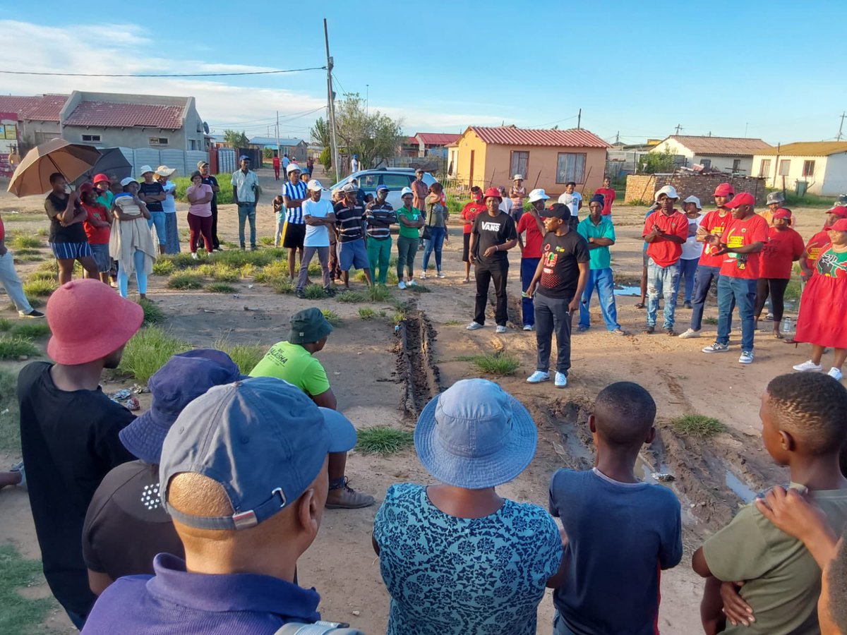 EFF_FreeState's tweet photo. ♦️In Pictures♦️

Provincial Secretary, Cmsr @MMsimanga_B addressing the people of ward14, Matjhabeng ahead of the #NationalShutdown

-Mobilizing the people of ward14 to join us in the streets on the 20th of March 2023, As we demand the immediate resignation of Ramaphosa. https://t.co/8FpMIL1Sdx