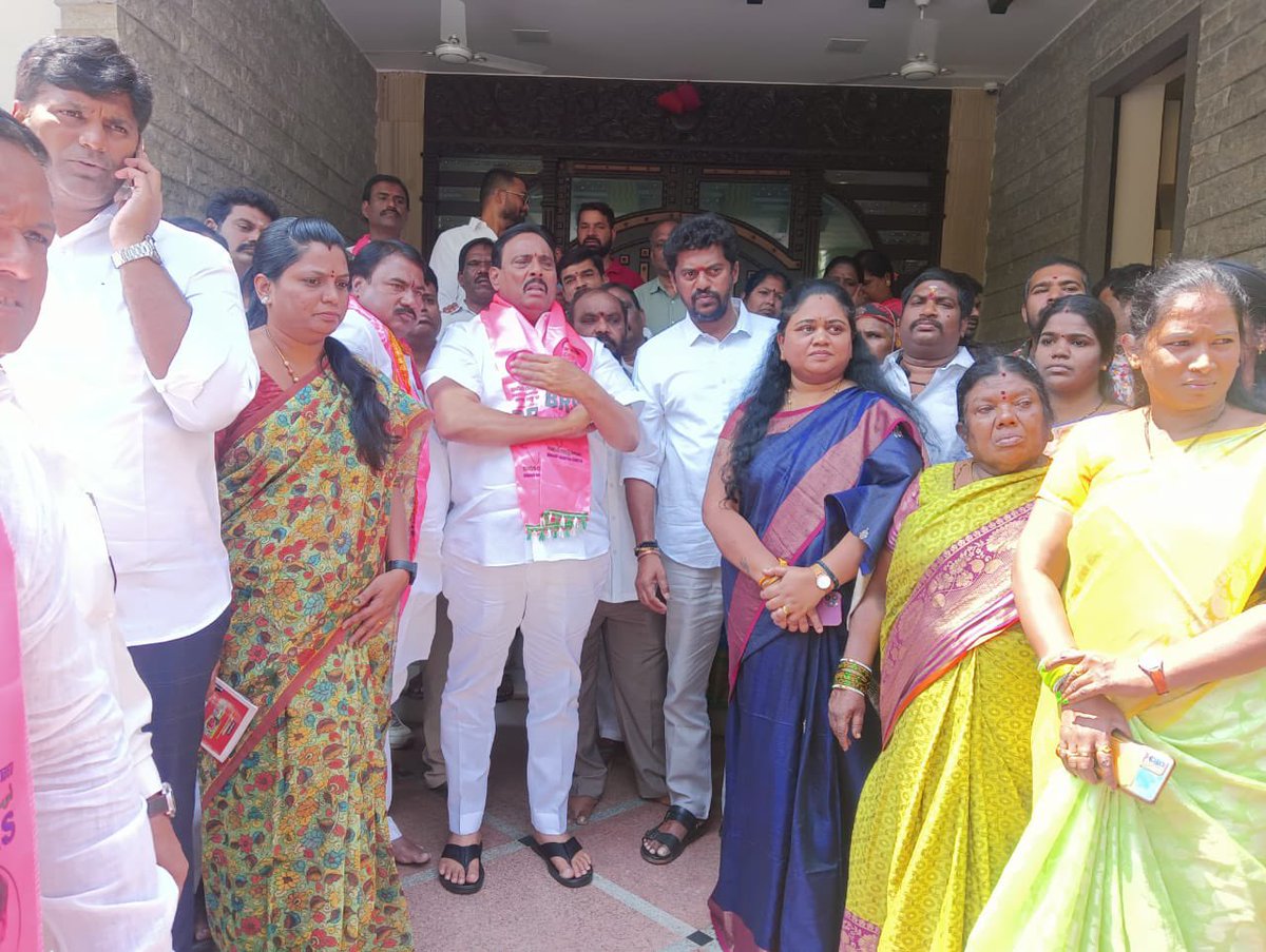 MamtaManga's tweet image. Celebrated hon’ble MLC Smt. @RaoKavitha gari birthday organised by hon’ble MLA Sri. Danam Nagender garu. #TFCC Sri. @RajeevSagarM garu obliged to be the Cheif Guest, also seen are @ManneKavithared garu, Sangeetha garu, V. Srinivas Reddy garu, Santhosh Gupta garu, BRS leaders.