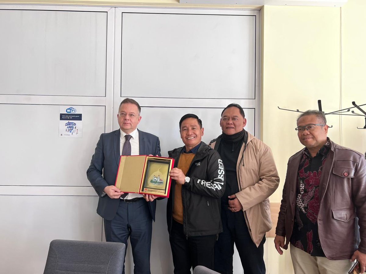 iurc_aa's tweet photo. Day 1 of Semarang (#Indonesia) delegation trip to to Sofia (#Bulgaria): A warm welcome from @FandakovaY, Mayor of Sofia. Opening meeting with Deputy mayor for transport, finance and healthcare, Doncho Barbalov.  @PemkotSmg 
Thanks to @EU_FPI https://t.co/oKN6OBXoEL