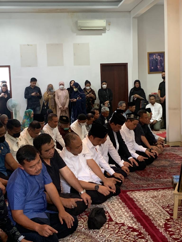 Pakamkalam's tweet photo. Kira2 ini sedang shalat apa, ya di rmh duka, kok sambil duduk  ????
@ch_chotimah2 https://t.co/ZXDoPcWeD4