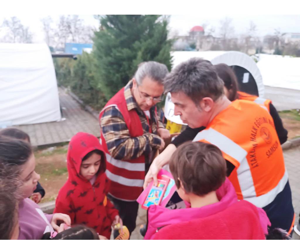 Atahem's tweet photo. Atakum - İlkadım Halk Eğitimi Merkezleri KSÜ Tıp Fakültesinde kalan depremzede ailelerimizi , çocuklarımızı ziyaret ederek yüreklere dokundu.@tcmeb @prof_mahmutozer @hbfettahoglu @TCkahramanmaras @zulkifdagli @samsunmem @muratagar60 @HanifeErdin @MemAtakum @irfanyetik55 https://t.co/b8anNesrHO