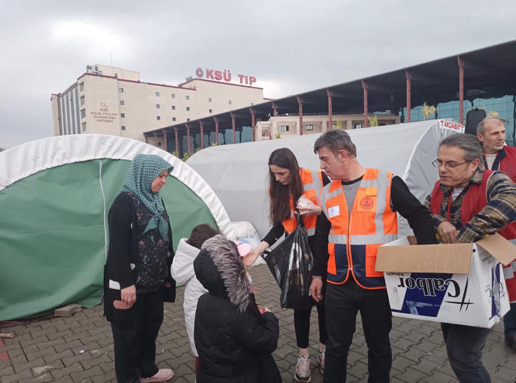 Atahem's tweet photo. Atakum - İlkadım Halk Eğitimi Merkezleri KSÜ Tıp Fakültesinde kalan depremzede ailelerimizi , çocuklarımızı ziyaret ederek yüreklere dokundu.@tcmeb @prof_mahmutozer @hbfettahoglu @TCkahramanmaras @zulkifdagli @samsunmem @muratagar60 @HanifeErdin @MemAtakum @irfanyetik55 https://t.co/b8anNesrHO
