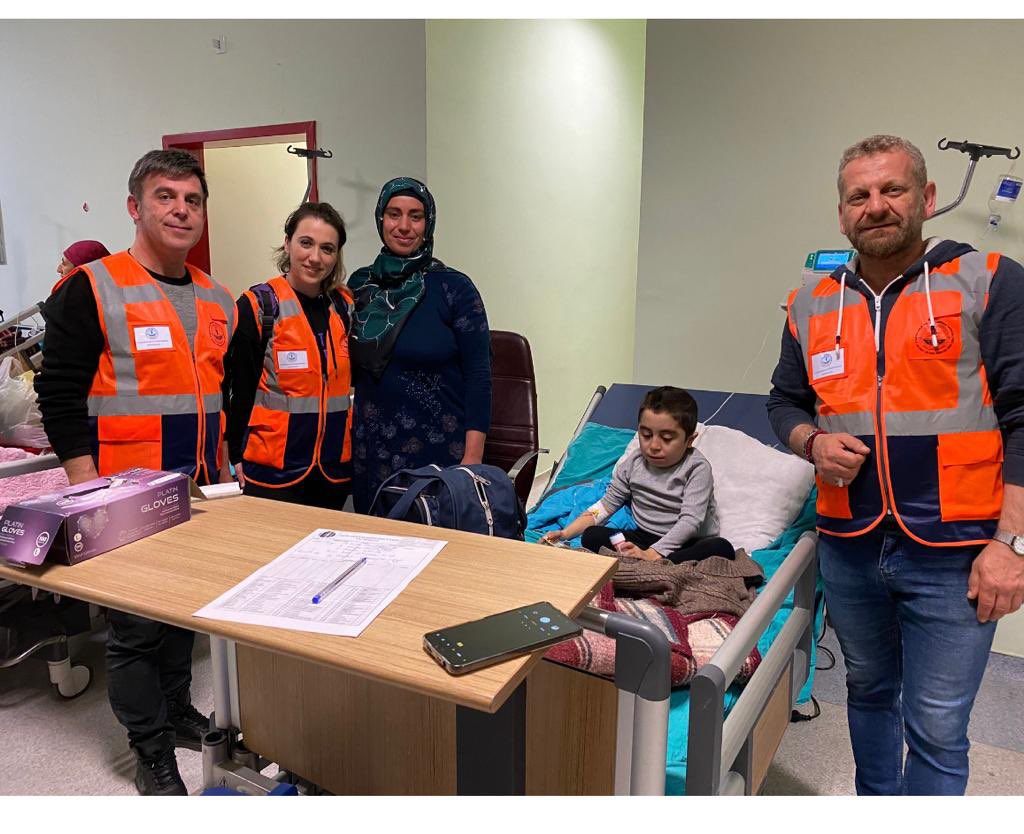Atahem's tweet photo. Atakum - İlkadım Halk Eğitimi Merkezleri KSÜ Tıp Fakültesinde kalan depremzede ailelerimizi , çocuklarımızı ziyaret ederek yüreklere dokundu.@tcmeb @prof_mahmutozer @hbfettahoglu @TCkahramanmaras @zulkifdagli @samsunmem @muratagar60 @HanifeErdin @MemAtakum @irfanyetik55 https://t.co/b8anNesrHO