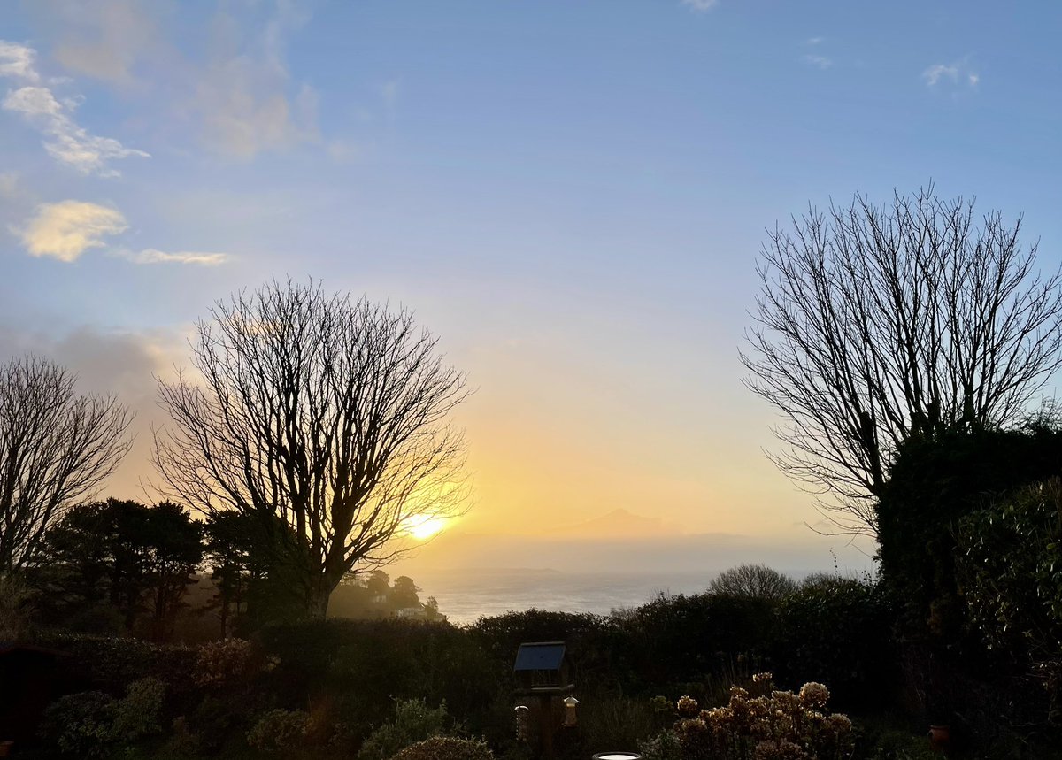 zancoo05's tweet photo. Misty horizon this morning #Cornwall #sunrise https://t.co/fd3ZkipqID