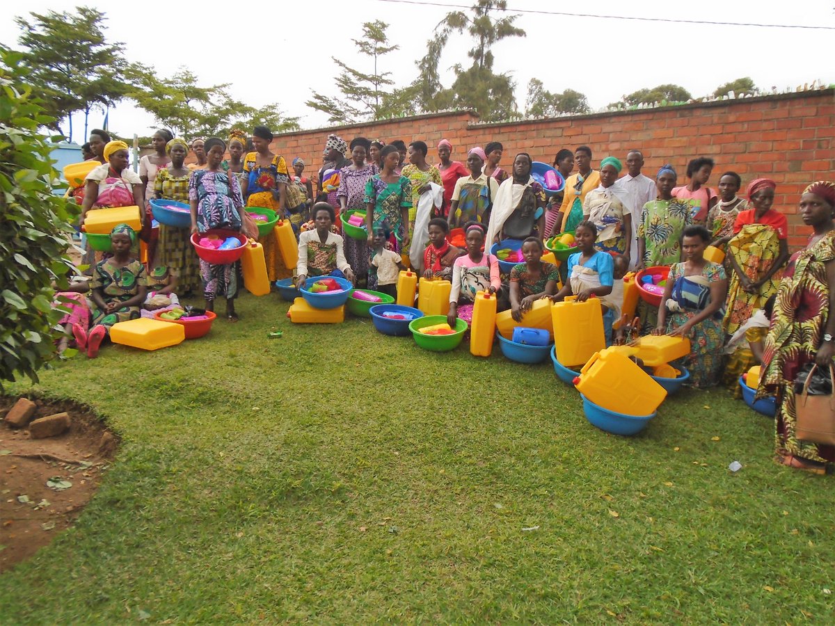 FXBRwanda's tweet photo. Hier, @FXBRwanda  a distribué les matériels d’hygiene (jerrycans, bassins, gobelets et Jags) à 150 familles de @kamonyi. Les bénéficiaires apprécient ce soutien qui leur sert pour promouvoir l’hygiène et assainissement dans leur ménages. https://t.co/qqhcjQeY3L