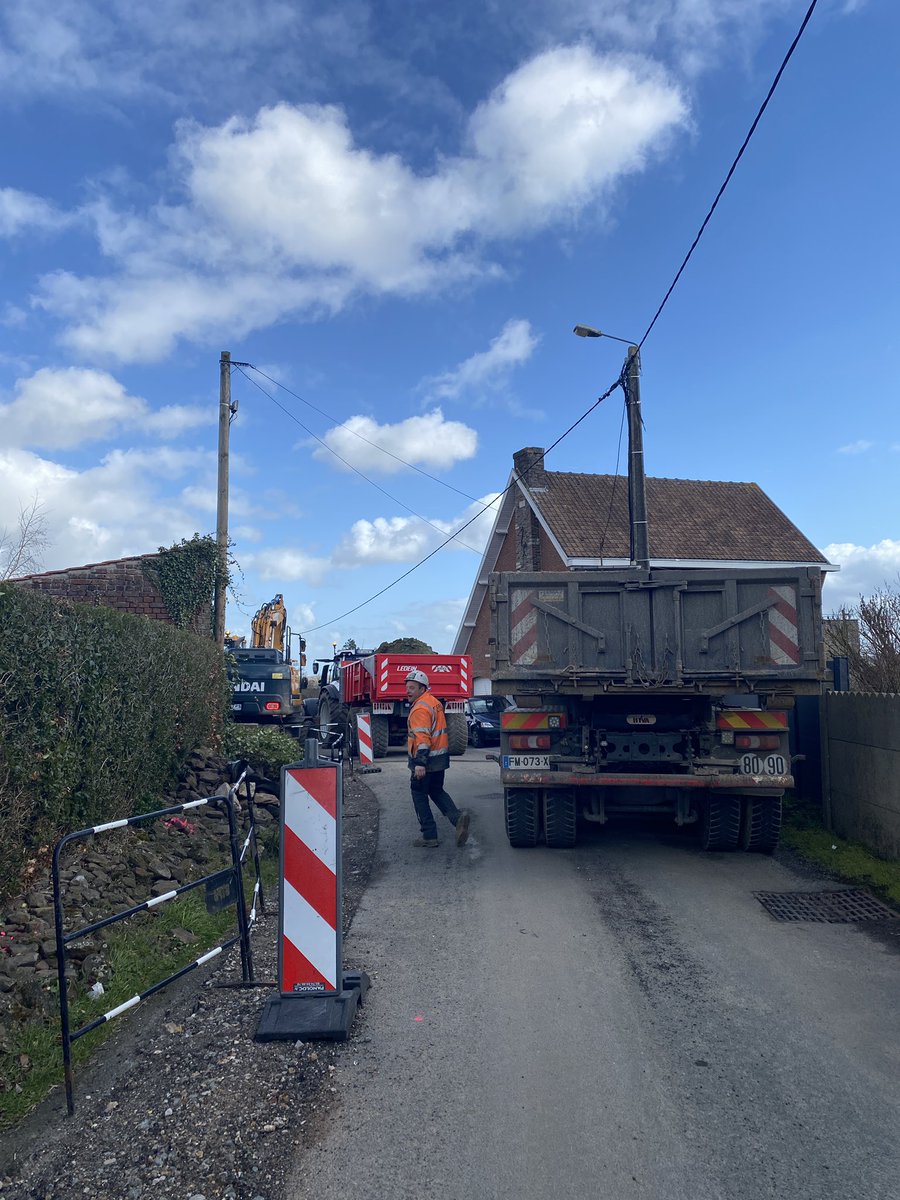 EnergieFlandre's tweet photo. En images 📸 - chantier d’enfouissement des réseaux à #Hardifort
✅ enfouissement des réseaux en centre village à proximité d’une église classée
✅ rénovation de l’éclairage public : 100% led
▶️ un chantier @siecf réalisé par le groupement @CiteosOfficial #Stps #FlashEnergies https://t.co/8H73Re8Urw