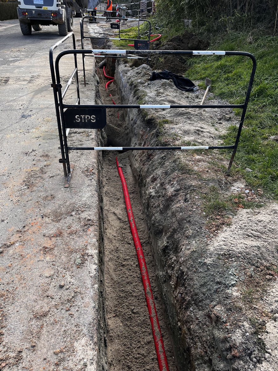 EnergieFlandre's tweet photo. En images 📸 - chantier d’enfouissement des réseaux à #Hardifort
✅ enfouissement des réseaux en centre village à proximité d’une église classée
✅ rénovation de l’éclairage public : 100% led
▶️ un chantier @siecf réalisé par le groupement @CiteosOfficial #Stps #FlashEnergies https://t.co/8H73Re8Urw